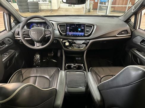 Certified 2025 Chrysler Pacifica Limited image 13