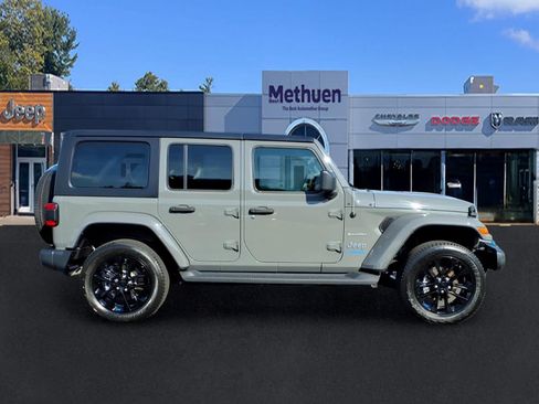 Used 2022 Jeep Wrangler Unlimited Sahara w/ Cold Weather Group AWD/4WD image 2