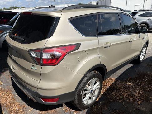 Used 2017 Ford Escape SE w/ Equipment Group 201A FWD image 9