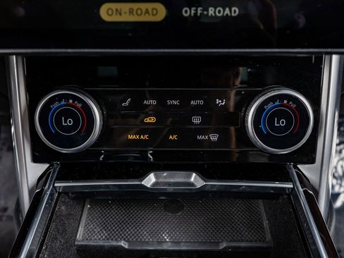 Used 2023 Land Rover Range Rover Long Wheelbase Autobiography image 21