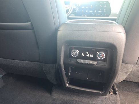 Used 2025 Chevrolet Traverse LT FWD image 23