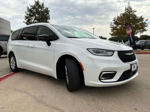 Used 2024 Chrysler Pacifica Touring-L FWD image 4