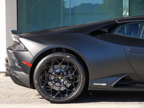 Used 2022 Lamborghini Huracan EVO image 12