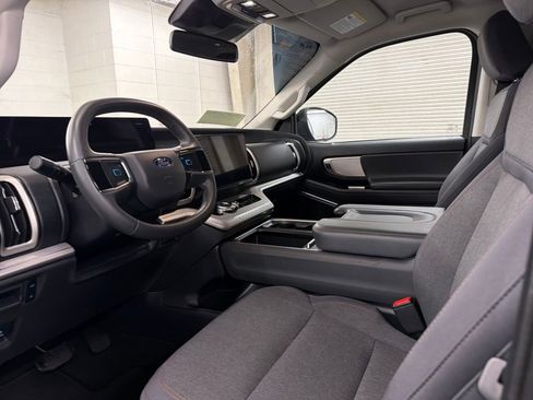 Used 2025 Ford Expedition Active image 6