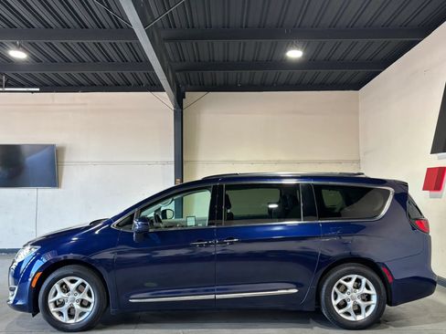 Used 2020 Chrysler Pacifica Touring-L w/ Tire & Wheel Group FWD image 4