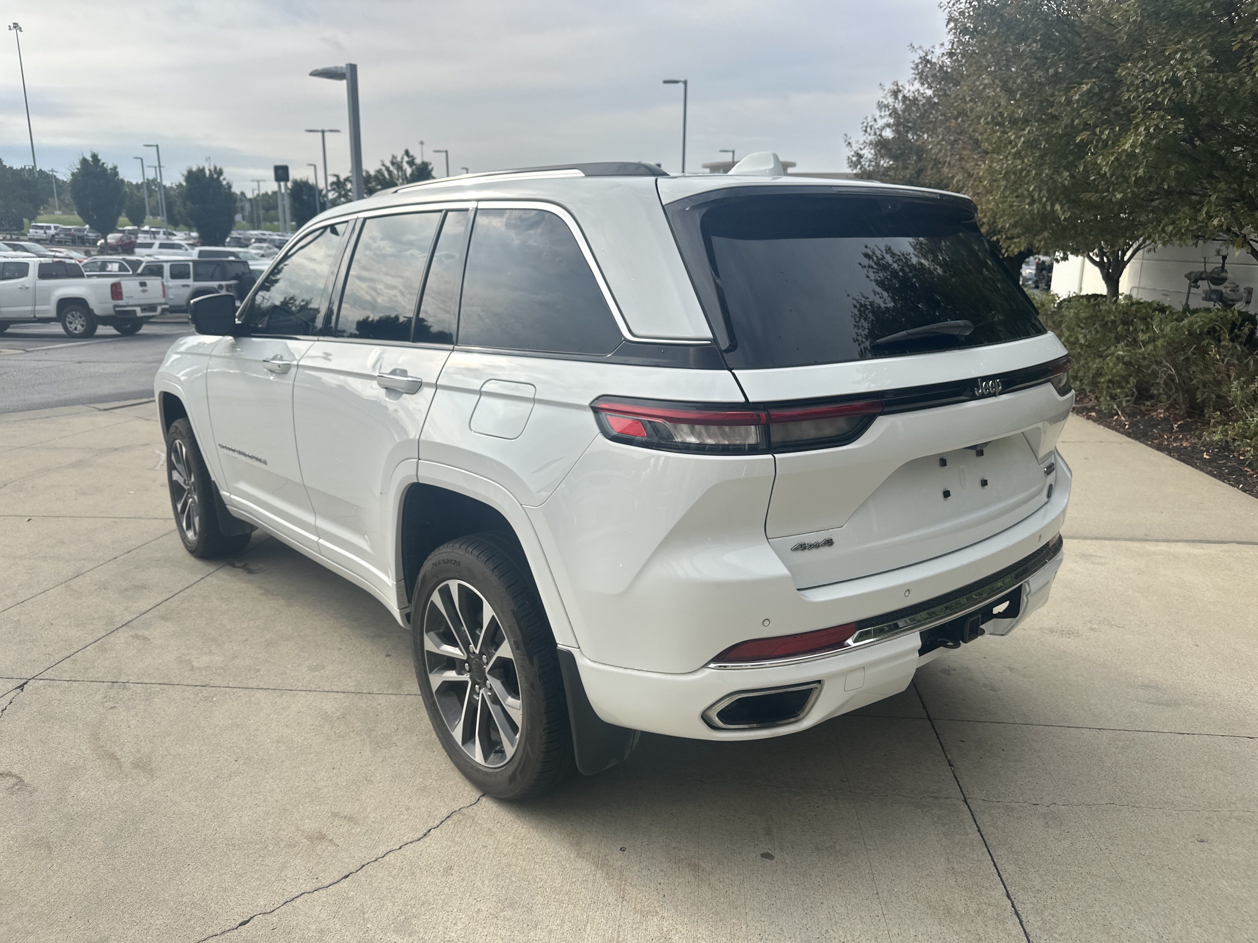 Used 2022 Jeep Grand Cherokee Overland w/ Luxury Tech Group IV AWD/4WD image 7