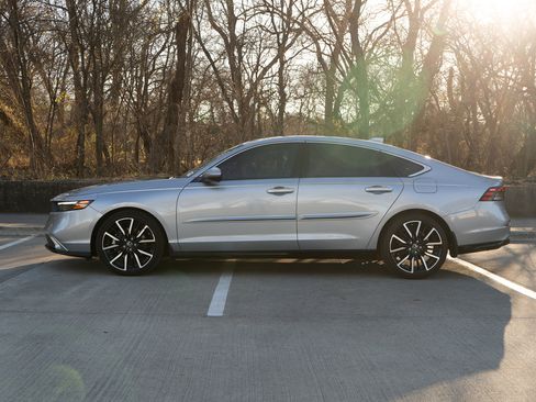 Used 2023 Honda Accord Touring image 6