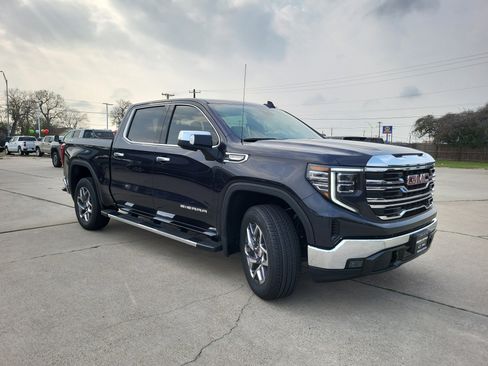 New 2026 GMC Sierra 1500 SLT image 3
