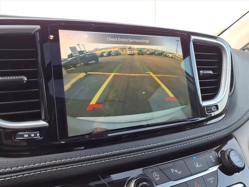 Used 2023 Chrysler Pacifica Limited image 25