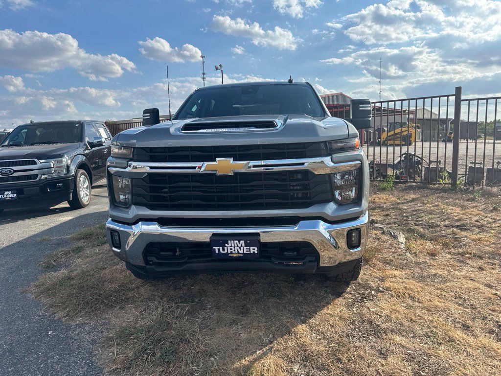 Used 2024 Chevrolet Silverado 2500 LT w/ Convenience Package AWD/4WD image 2