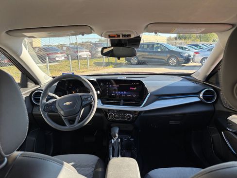 Used 2025 Chevrolet Trax LT image 31