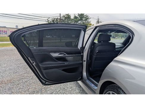 Used 2022 BMW 750i xDrive w/ Executive Package image 10