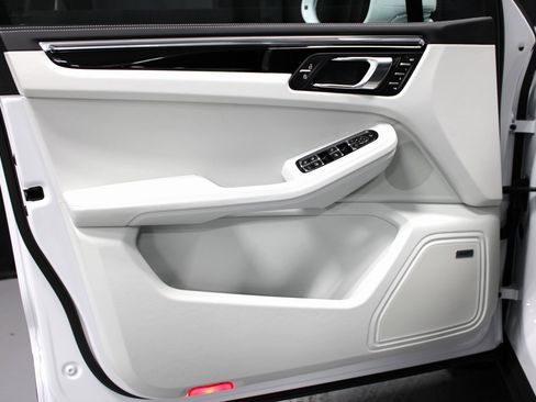 New 2026 Porsche Macan S image 25