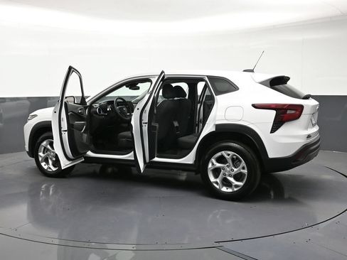 Certified 2025 Chevrolet Trax LS w/ LS Convenience Package FWD image 35