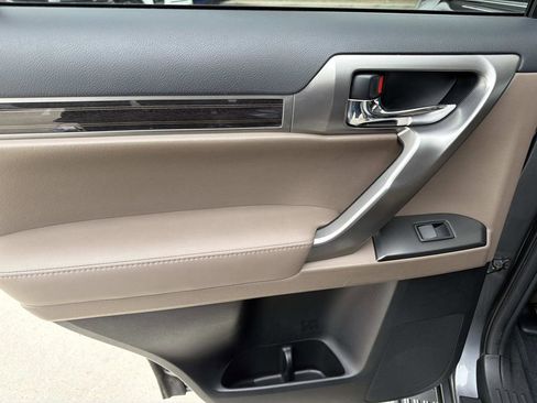 Used 2023 Lexus GX 460 Premium w/ Premium Package image 11