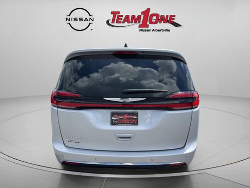 Used 2024 Chrysler Pacifica Touring-L FWD image 7