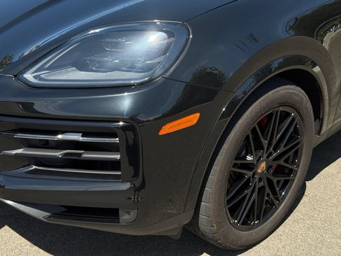 Used 2025 Porsche Cayenne S AWD/4WD image 12