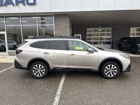 Used 2020 Subaru Outback Premium image 2