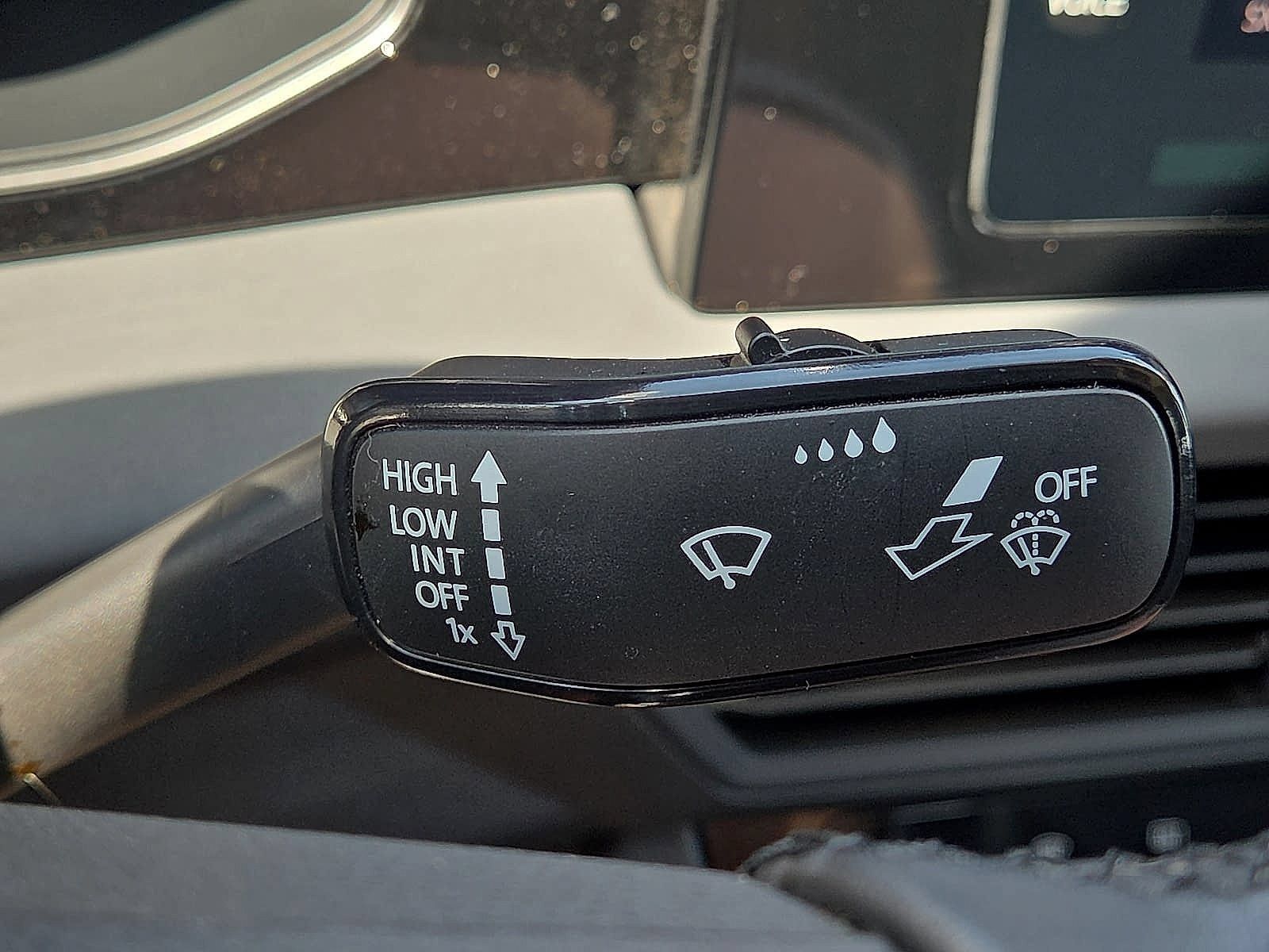 Used 2025 Volkswagen Jetta SE FWD image 30