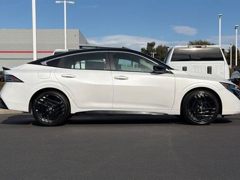 New 2027 Nissan Sentra SR w/ Floor Mat Package FWD image 3