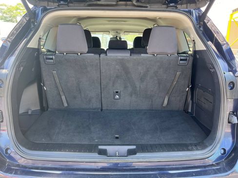 Used 2025 Toyota Highlander LE FWD image 36