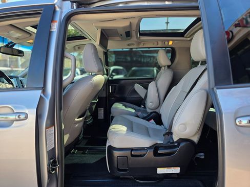 Used 2017 Toyota Sienna Limited Premium image 30