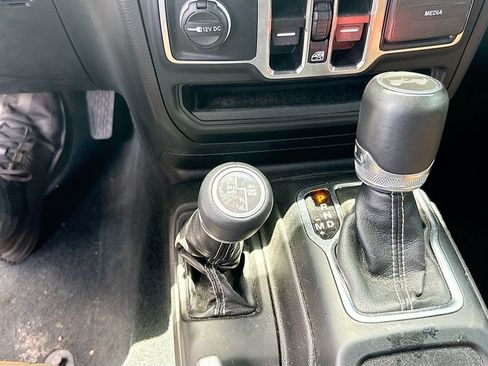 Used 2022 Jeep Wrangler Unlimited Sahara w/ Cold Weather Group AWD/4WD image 18