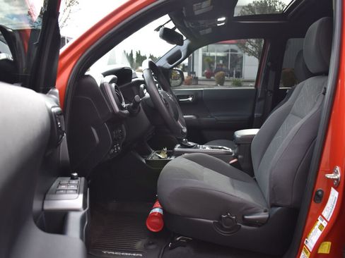 Used 2017 Toyota Tacoma TRD Off-Road w/ Premium & Technology Package image 19