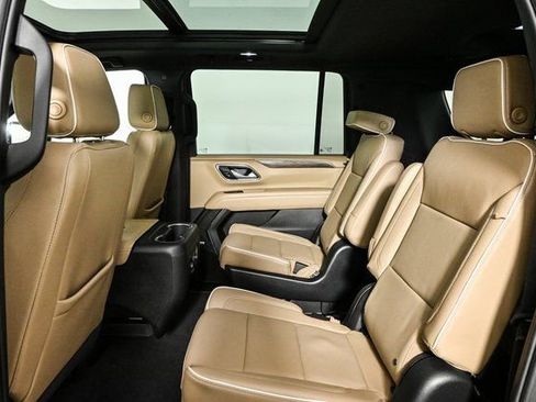 Used 2023 Chevrolet Suburban Premier image 17