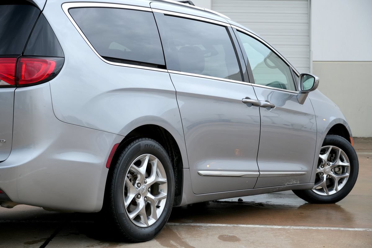 Used 2018 Chrysler Pacifica Limited FWD image 35