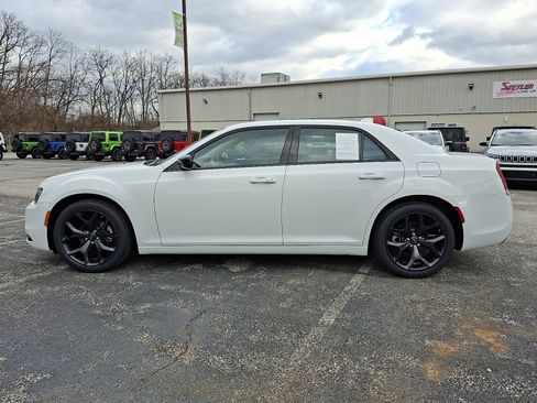 Used 2023 Chrysler 300 Touring w/ Sport Appearance Package image 5