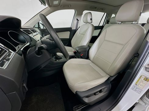 Used 2020 Volkswagen Tiguan SE w/ Panoramic Sunroof Package FWD image 13