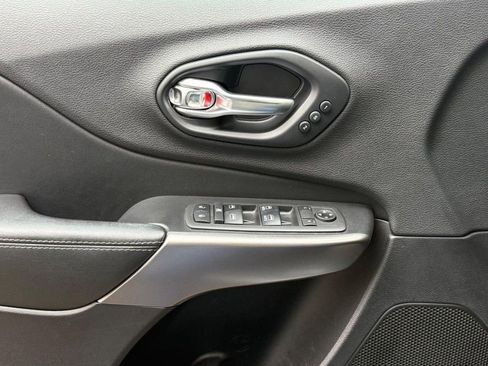 Used 2019 Jeep Cherokee Limited image 25