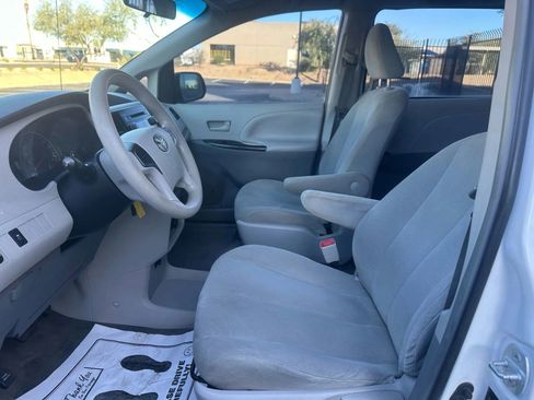 Used 2013 Toyota Sienna L image 7