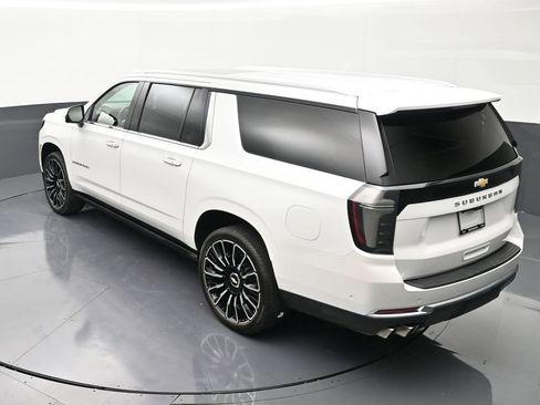 Used 2025 Chevrolet Suburban High Country AWD/4WD image 13