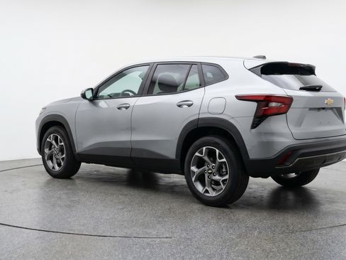 Used 2025 Chevrolet Trax LT w/ LT Convenience Package FWD image 6