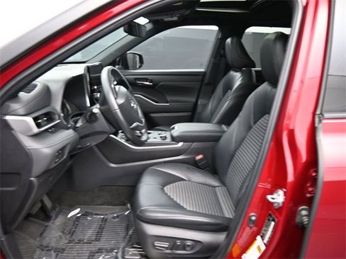 Used 2023 Toyota Highlander XSE image 18