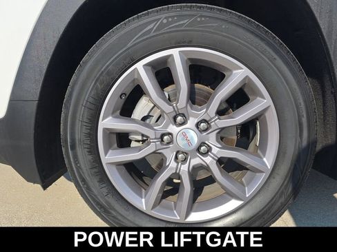 Used 2024 GMC Terrain SLT image 11