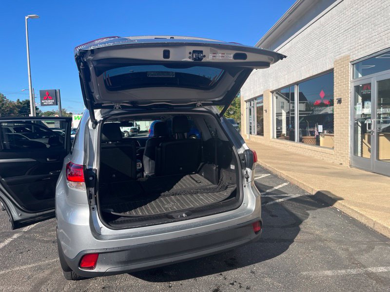 Used 2019 Toyota Highlander XLE AWD/4WD image 11