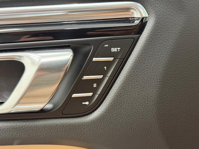 Certified 2025 Porsche Macan AWD/4WD image 19