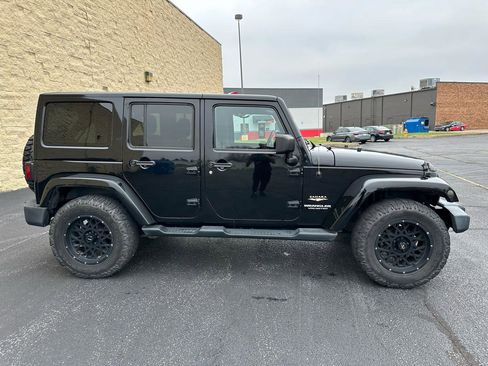 Used 2014 Jeep Wrangler Unlimited Sahara w/ Dual Top Group AWD/4WD image 6