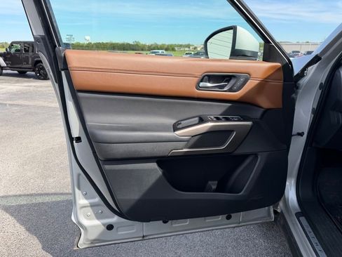 Used 2023 Nissan Pathfinder Platinum w/ Cargo Package image 12