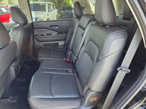 Used 2025 Nissan Pathfinder SL image 16