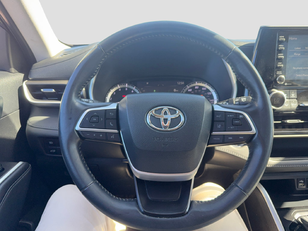 Used 2022 Toyota Highlander XLE AWD/4WD image 19