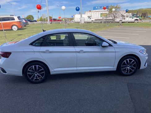 Certified 2025 Volkswagen Jetta SE image 4