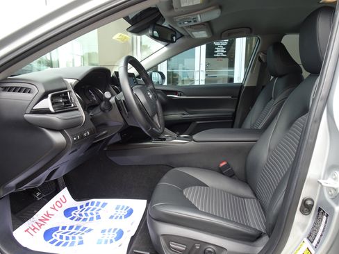 Used 2021 Toyota Camry SE w/ Convenience Package FWD image 8