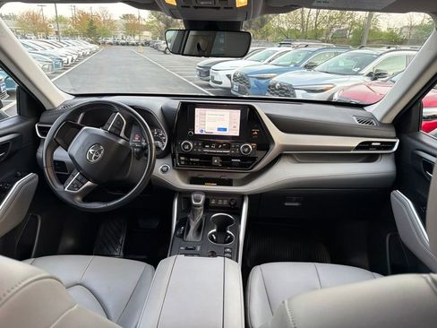 Used 2023 Toyota Highlander XLE AWD/4WD image 15