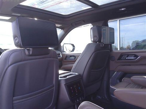 Used 2025 GMC Yukon XL Denali Ultimate AWD/4WD image 7