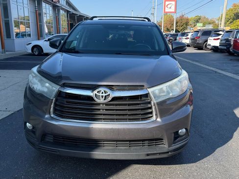 Used 2015 Toyota Highlander LE image 2