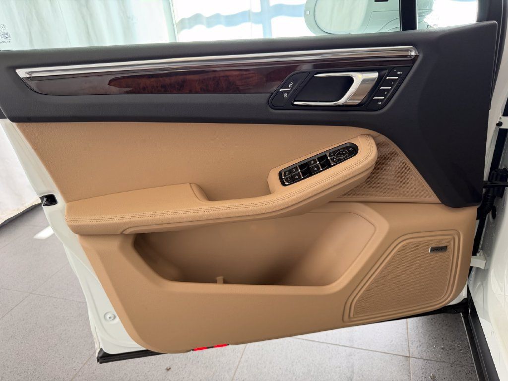 Certified 2026 Porsche Macan AWD/4WD image 15